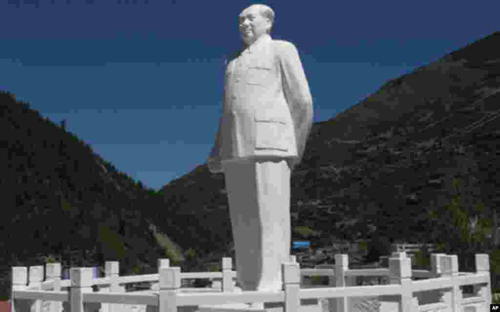 毛泽东雕像耸立于山头