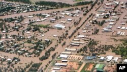 An aerial view shows properties and houses inundated by floodwaters in the Queensland town of Emerald, 900 km (560 miles) north-west of Brisbane, 31 Dec 2010