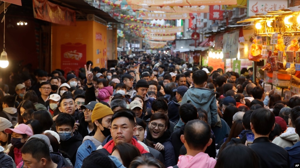 台湾民众在台北迪化街为农历春节采购。(2024年2月8日)