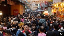 台灣民眾在台北迪化街為農曆春節採購。(2024年2月8日)