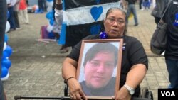 En su emotiva homilía, el sacerdote Silvio Romero pidió a las madres de los asesinados, como Alejandra Rivera Ruiz, y a los jóvenes asistentes tener esperanza pues “Nicaragua está en labor de parto”.