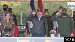 Rosario Murillo, a la izquierda, junto al presidente nicaragüense, Daniel Ortega, y el jefe del Ejército, Julio César Avilés. [Foto de archivo]