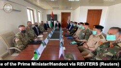 Le chef du GNA Fayez al-Serraj rencontre l'ambassadeur américain en Libye, Richard Norland, et le chef du Commandement américain pour l'Afrique (AFRICOM), le général Stephen Townsend, à Zuwara, en Libye, le 22 juin 2020. (Office of the Prime Minister/Handout via REUTERS)