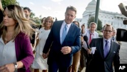 El senador Jeff Flake, acompañado de su esposa Cheryl, sale del Capitolio el martes en Washington.