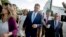 El senador Jeff Flake, acompañado de su esposa Cheryl, sale del Capitolio el martes en Washington.
