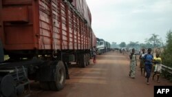 Des habitants marche sur le "corridor" qui relie Douala à Bangui, le 16 octobre 2017.