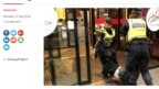 Cảnh sát Thụy Điển mang người đàn ông Trung Quốc ra khỏi khách sạn ở Stockholm. Photo The Star Online.