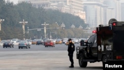 10月31日中国特警队在天安门附近执行警戒任务