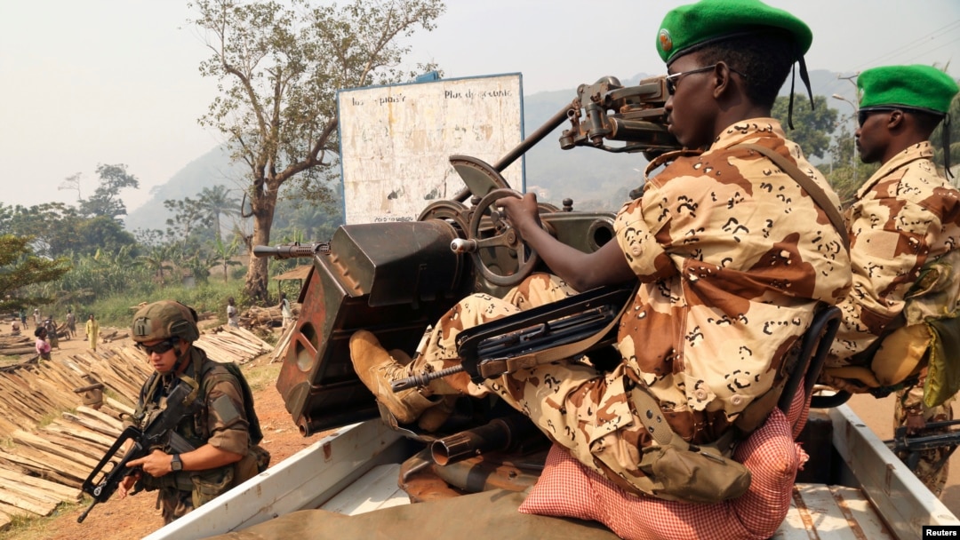 Tentara Uni Afrika dari Chad bersama tentara Perancis dalam patroli gabungan MISCA, atau pasukan pemelihara perdamaian di Republik Afrika Tengah. (Foto: Dok)