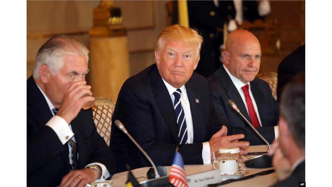 Predsednik SAD Donald Tramp, u sredini, sa tadašnjim državnim sekretarom SAD Reksom Tilersonom (levo) i savetnikom za nacionalnu bezbednost H.R. Mekmasterom, u Briselu, 24. maja 2017.