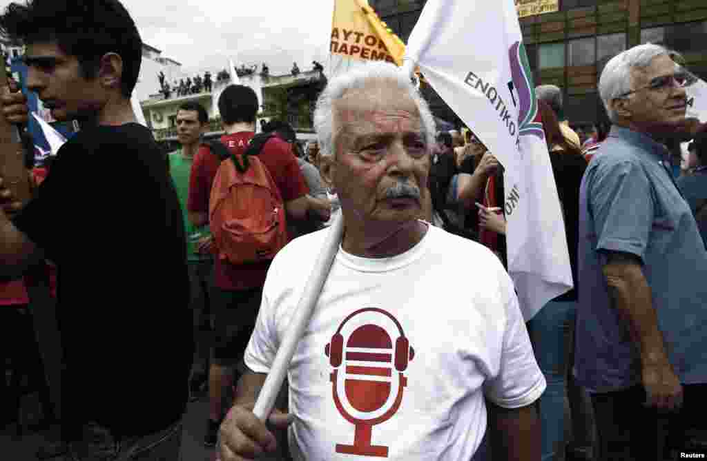 Protesters hold a rally outside the headquarters of Greek State broadcaster ERT, Athens, June 13, 2013. 