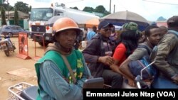 Jean Baptiste Essama, conducteur de moto -taxi à Mbankomo, le 20 juin 2017. (VOA/Emmanuel Jules Ntap)