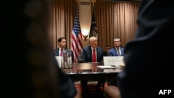 El presidente de Estados Unidos, Donald Trump, junto con el secretario de Estado Marco Rubio (izq.) y el secretario de Defensa, Pete Hegseth (der.), habla durante una reunión del gabinete en la Casa Blanca en Washington, DC, el 26 de febrero de 2025.