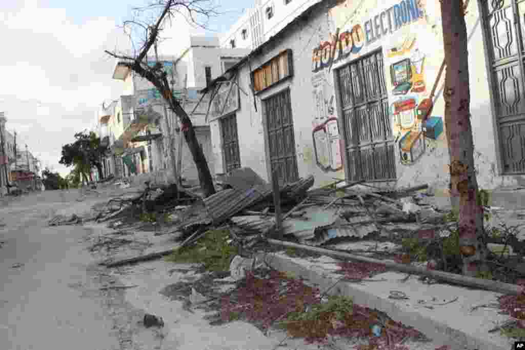 In the Bakara Market area, ruined buildings line the streets. (VOA - P. Heinlein)