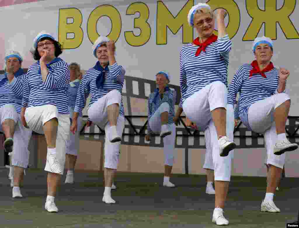 Concurso de dança na Rússia para pessoas com mais de 55 anos de idade na cidade siberiana de Krasnoyarsk.