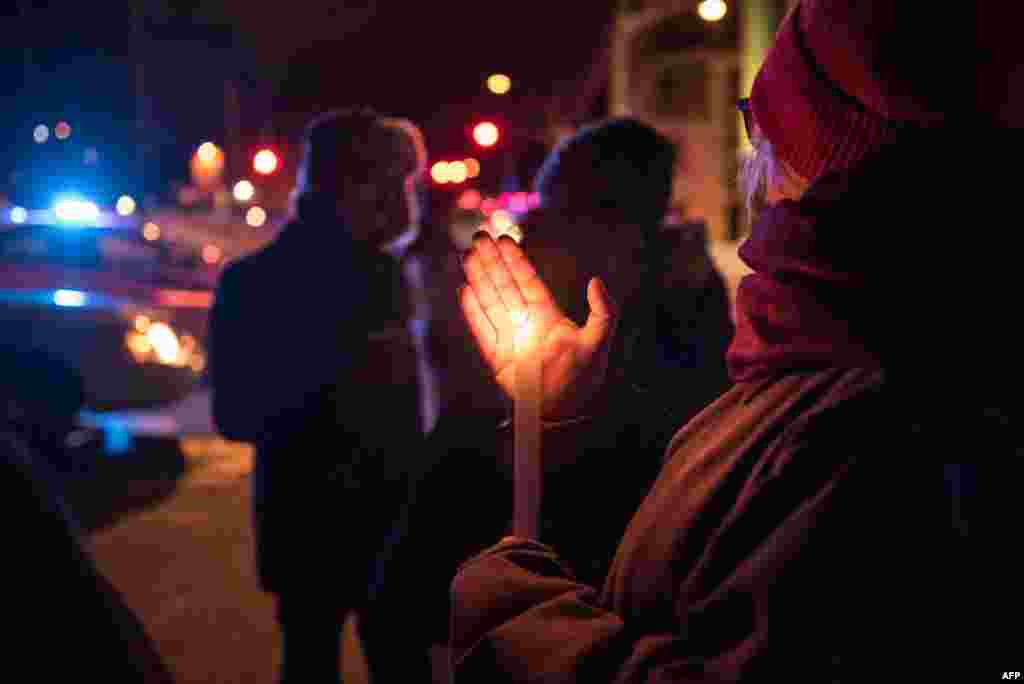 Warga datang untuk mendukung Pusat Kebudayaan Islam Québec City yang menghadapi penembakan. (AFP/Alice Chiche)