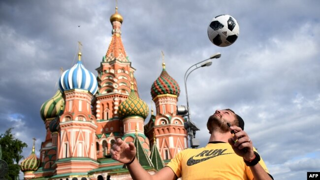 FIFA hôm 9/6 cho biết rằng hơn 2,5 triệu vé xem các trận đấu đã được bán ra, trong đó người Nga mua gần 900 nghìn vé.