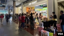 FILE - Antrean calon pembeli di Pop Mart Indonesia, Gandaria City, Jakarta, yang menjual Labubu. (Dhania Iman/VOA)