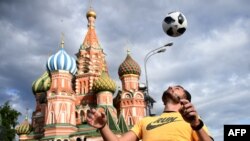 Un homme jongle sur la Place Rouge, Moscou, le 9 juin 2018
