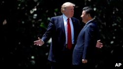 El presidente Trump pasa el fin de semana en su resort en Florida luego de dos días de reuniones con Xi.