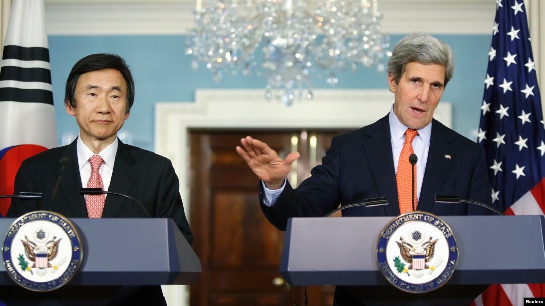Menteri Luar Negeri Korea Selatan Yun Byung-se (kiri) dan Menteri Luar Negeri AS John Kerry dalam jumpa pers di Washington (7/1). (Reuters/Jonathan Ernst)