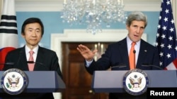 Menteri Luar Negeri Korea Selatan Yun Byung-se (kiri) dan Menteri Luar Negeri AS John Kerry dalam jumpa pers di Washington (7/1). (Reuters/Jonathan Ernst)