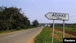 La route conduisant à Adiake est déserte, en Côte d’Ivoire, 7 février 2017.