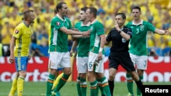 Altercation entre Glenn Whelan (Irlande) et Sebastian Larsson (Suède) sous le regard de l'arbitre Milorad Mazic, lors de l'Euro 2016.