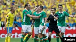 Le duel Suède - Irlande a été domine par l'Irlande avec deux buts marques, dont l'un contre son camp au Stade de France le 13 juin 2016.