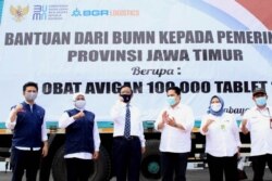 Sejumlah bantuan diserahkan Kementerian BUMN kepada Pemerintah Provinsi Jawa Timur berupa tablet Avigan, APD dan masker medis (foto: Humas Pemprov Jawa Timur).