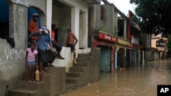 En el vecindario de Cristo Redentor en Santo Domingo, la capital de República Dominicana los residentes sufrieron las inundaciones provocadas por Chantal.