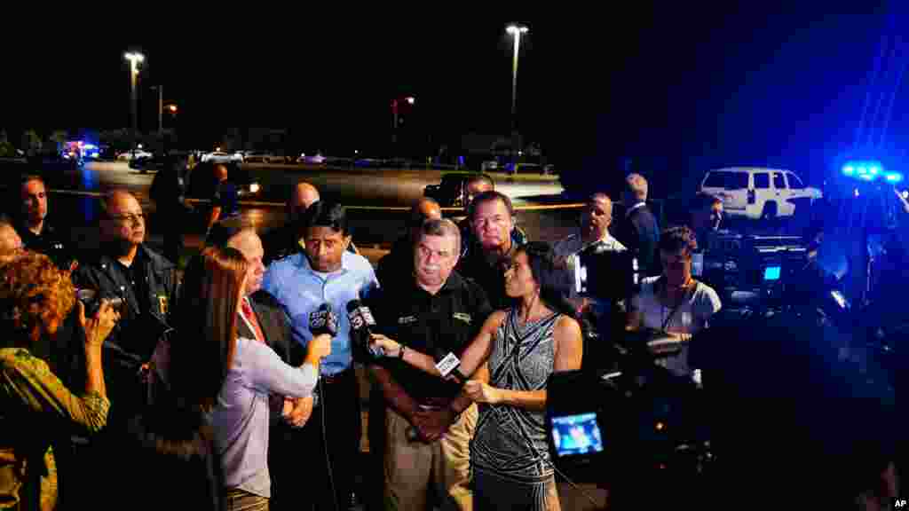 Le Gouverneur de la Louisiane, Bobby Jindal, parle aux médias après la fusillade dans la cinéma de Lafayette,tuant au moins deux personnes et en blessant neuf autres avant de se suicider, le&nbsp;23 juillet 2015.