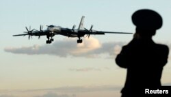 Một oanh tạc cơ chiến lược TU-95 bomber, hay Bear, tại căn cứ không quân ở Engels, 900 km phía Nam Moscow. Hình minh họa.