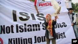 Seorang perempuan Muslim melepaskan merpati sebagai simbul perdamaian dalam sebuah demonstrasi anti ISIS di Jakarta (5/9/2014). 