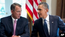 Presidente Barack Obama conversa com porta-voz da Camara dos Representantes, o republicano John Boehner 