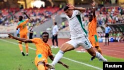 L'Algérien Baghdad Bounedjah taclé par l'Ivoirien Odilon Kossounou en 2022.