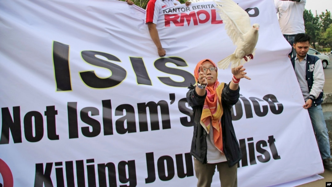 Seorang perempuan Muslim melepaskan merpati sebagai simbul perdamaian dalam sebuah demonstrasi anti ISIS di Jakarta (5/9/2014). 