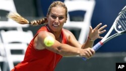 Dominika Cibulkova, petenis Slovakia, maju ke babak kedua piala Kremlin di Moskow setelah mengalahkan Ekaterina Makarova. 