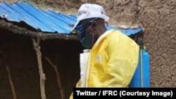 Un volontaire de la Croix Rouge pulvérise du désinfectant dans la région de Maradi, au Niger, le 24 septembre 2018. (Twitter/IFRC)