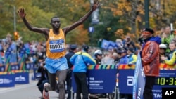 Stanley Biwott a remporté le marathon de New York le 1er novembre 2015. (AP Photo/Kathy Willens)