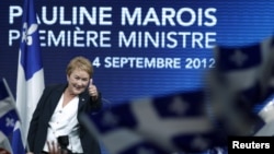 La líder del Partido Quebecois, Pauline Marois, celebra con sus seguidores momentos antes de un atendado en el que murió una persona y otra resultó herida, la noche del martes 4 de septiembre de 2012.