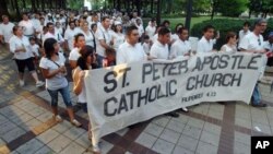 Feligreses de una iglesia marchan en Birmingham, Alabama, a favor de una reforma de inmigración.