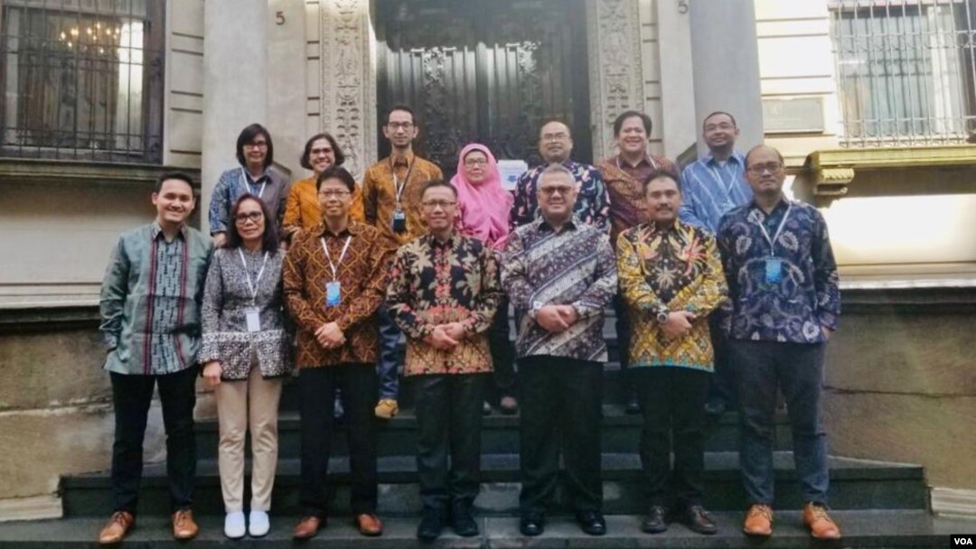 Tim PPLN New York berpose bersama Ketua KPU Pusat, Arief Budiman (VOA/Naratama).
