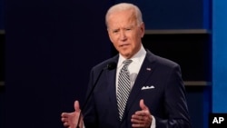 រូបឯកសារ៖ លោក Joe Biden អតីតអនុប្រធានាធិបតីនិងបេក្ខជនប្រធានាធិបតីខាងគណបក្សប្រជាធិបតេយ្យ ថ្លែងនៅក្នុងការជជែកដេញដោលបេក្ខជនប្រធានាធិបតីលើកទី១ នៅទីក្រុង Cleveland រដ្ឋ Ohio សហរដ្ឋអាមេរិក ថ្ងៃទី២៩ ខែកញ្ញា ឆ្នាំ២០២០។