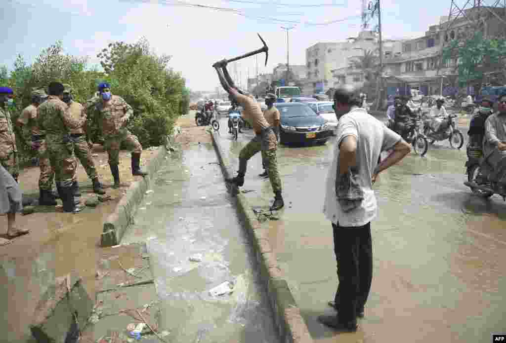 کراچی کے کئی علاقوں میں پانی کے نکاس کی کارروائیوں میں فوجی اہل کاروں نے مقامی انتظامیہ کے ساتھ مل کر کام کیا۔