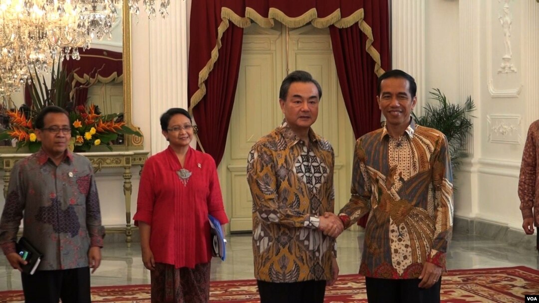 Presiden Jokowi menerima Menlu China Wang Yi di Istana Merdeka, Jakarta, 3 November 2014 (Foto: VOA/Ahadian)