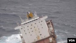 Pecahan kapal kontainer Rena terdampar di karang, setelah terbelah dua dihantam gelombang di Tauranga, Selandia Baru (8/1).
