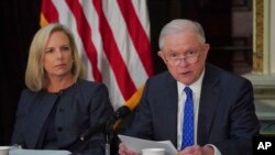 Minis Jistis la, Jeff Sessions (adwat), ak Minis Sekirite Enteryè a, Kirstjen Nielsen. (Foto: 16 out 2018 nan Washington).