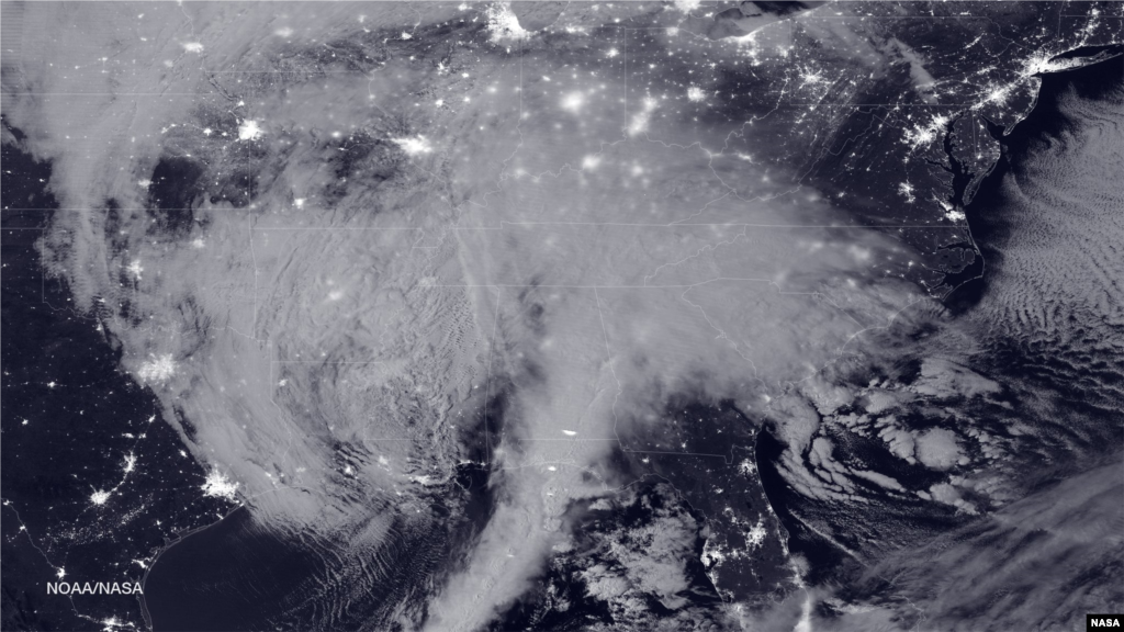 Satelit NASA dan NOAA melacak badai salju besar yang diperkirakan akan membawa salju tebal di kawasan Atlantik tengah AS pada 22-23 Januari 2016. Satelit NASA-NOAA Suomi NPP mengambil foto badai yang mendekati kawasan timur AS ini pada pukul 2:35 a.m. waktu timur AS, 22 Januari 2016.