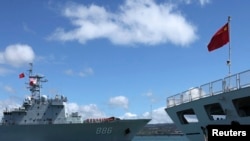 參加2014環太平洋聯合軍演的中國海軍「千島湖」綜合補給艦（左）駛過停泊在美國夏威夷軍港里的中國海軍醫療船「和平方舟」。（2014年6月24日）